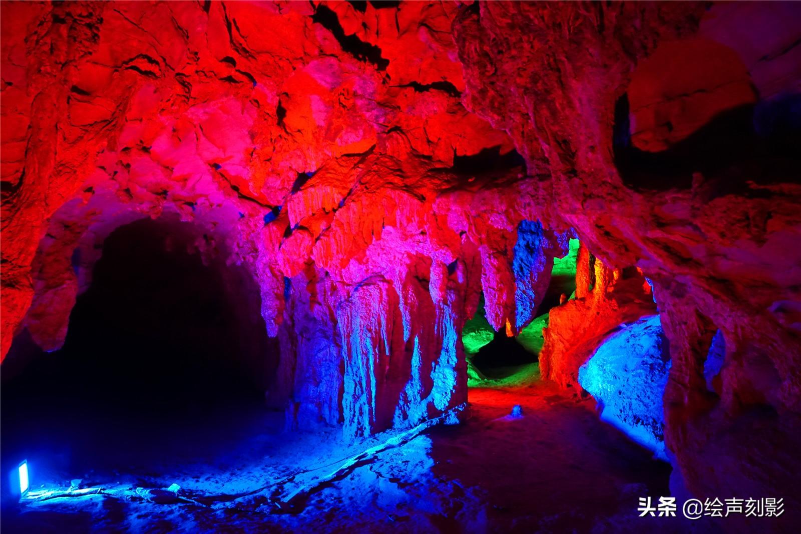 张家界溶洞垃圾堆成山，谁该脸红？