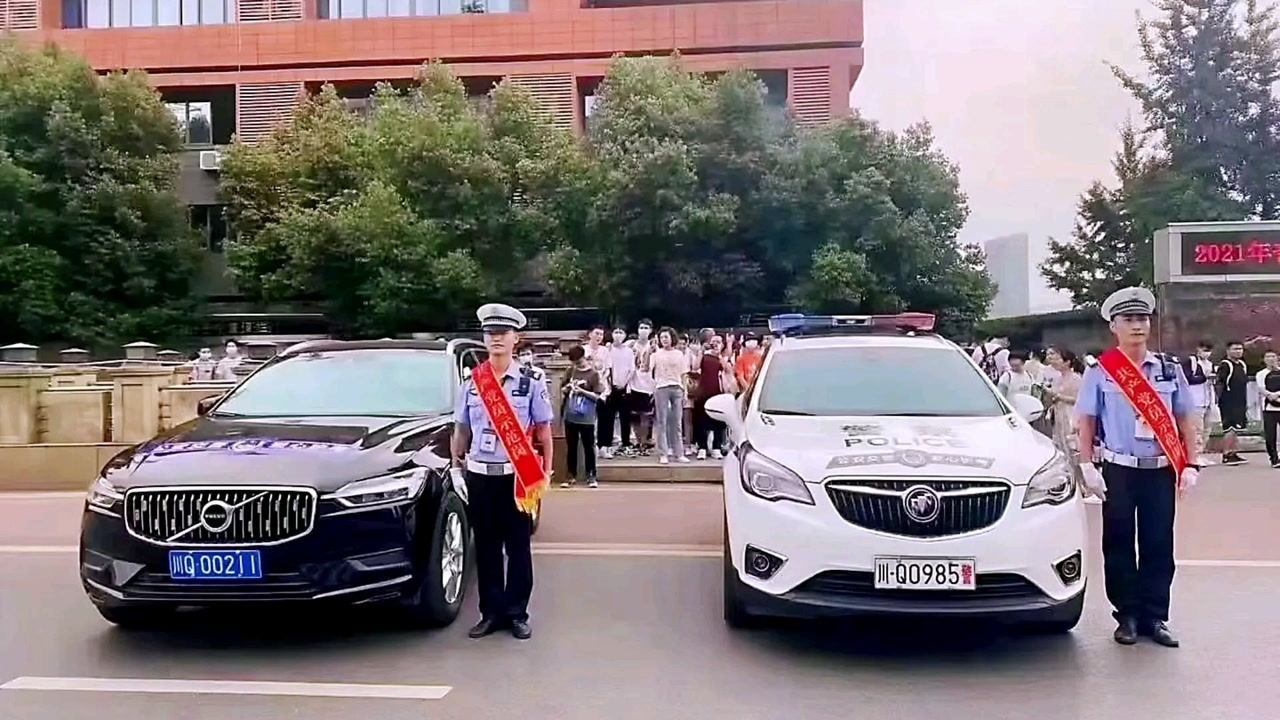 考生排队摸985车牌，一场关于梦想的追逐与期待