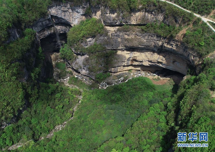 村支书威胁拍天坑垃圾者被停职事件分析