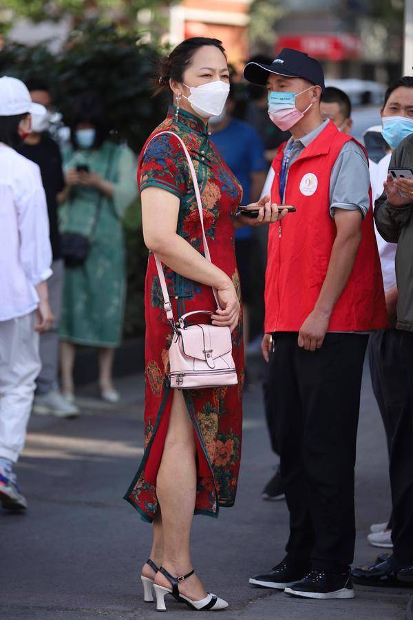 送考旗袍的颜色选择，红色是否一定要买？