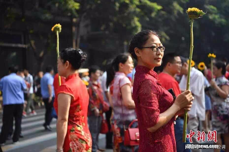 穿红旗袍拿向日葵的送考父亲走红