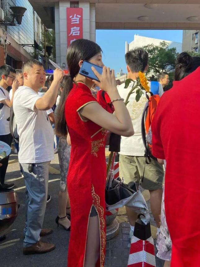 高考穿旗袍拿向日葵的含义解析