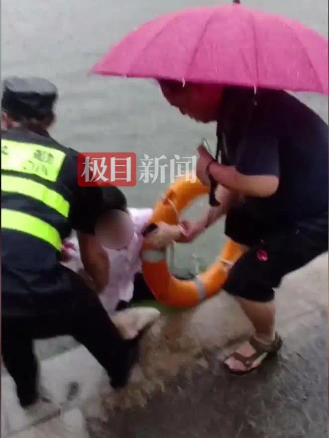 乘网约车遭遇意外，被意外送入湖中的惊魂一日