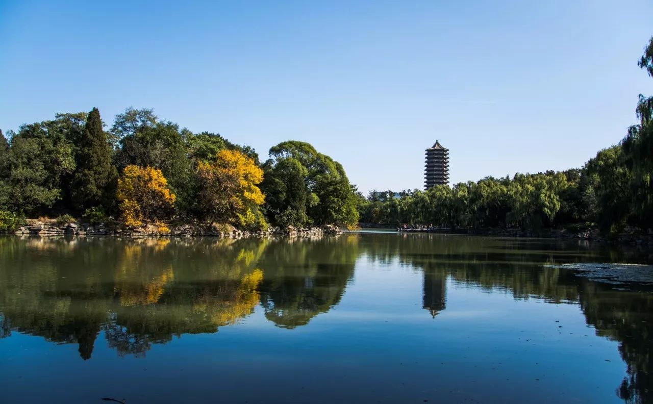 北京大学未名湖读音，探寻古老学府与自然美景的交融