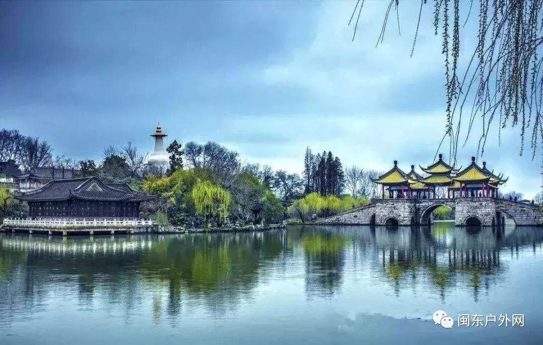 扬州瘦西湖已被苏超游客占领——旅游热潮下的新景象