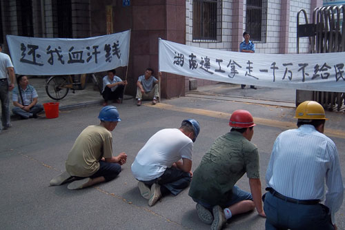 工人跪地哀求主管，别开除我，背后的故事值得深思