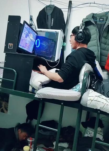 宿舍半夜打游戏宿舍半夜打游戏的利与弊