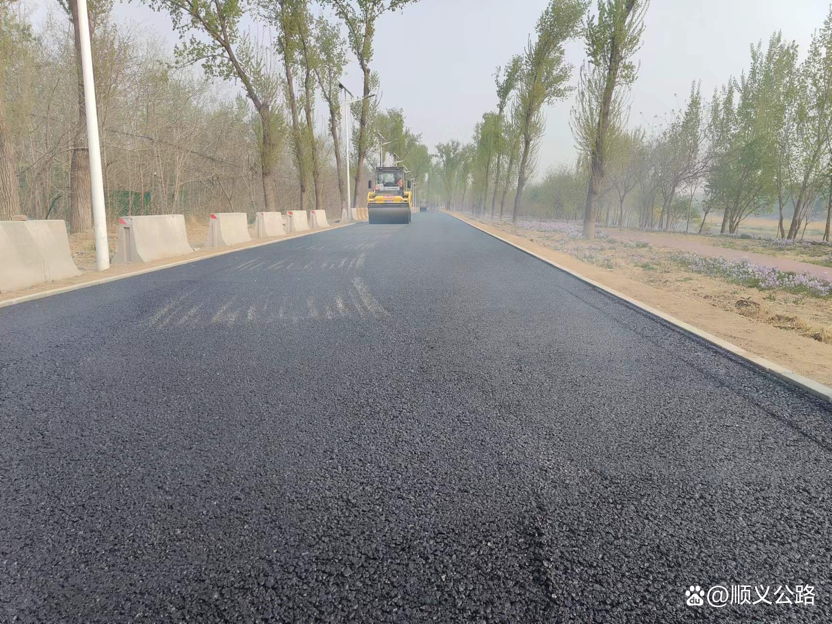 广东汕头一公路雨后满是白色泡沫广东汕头雨后公路奇观，白色泡沫漫天，究竟是何原因？