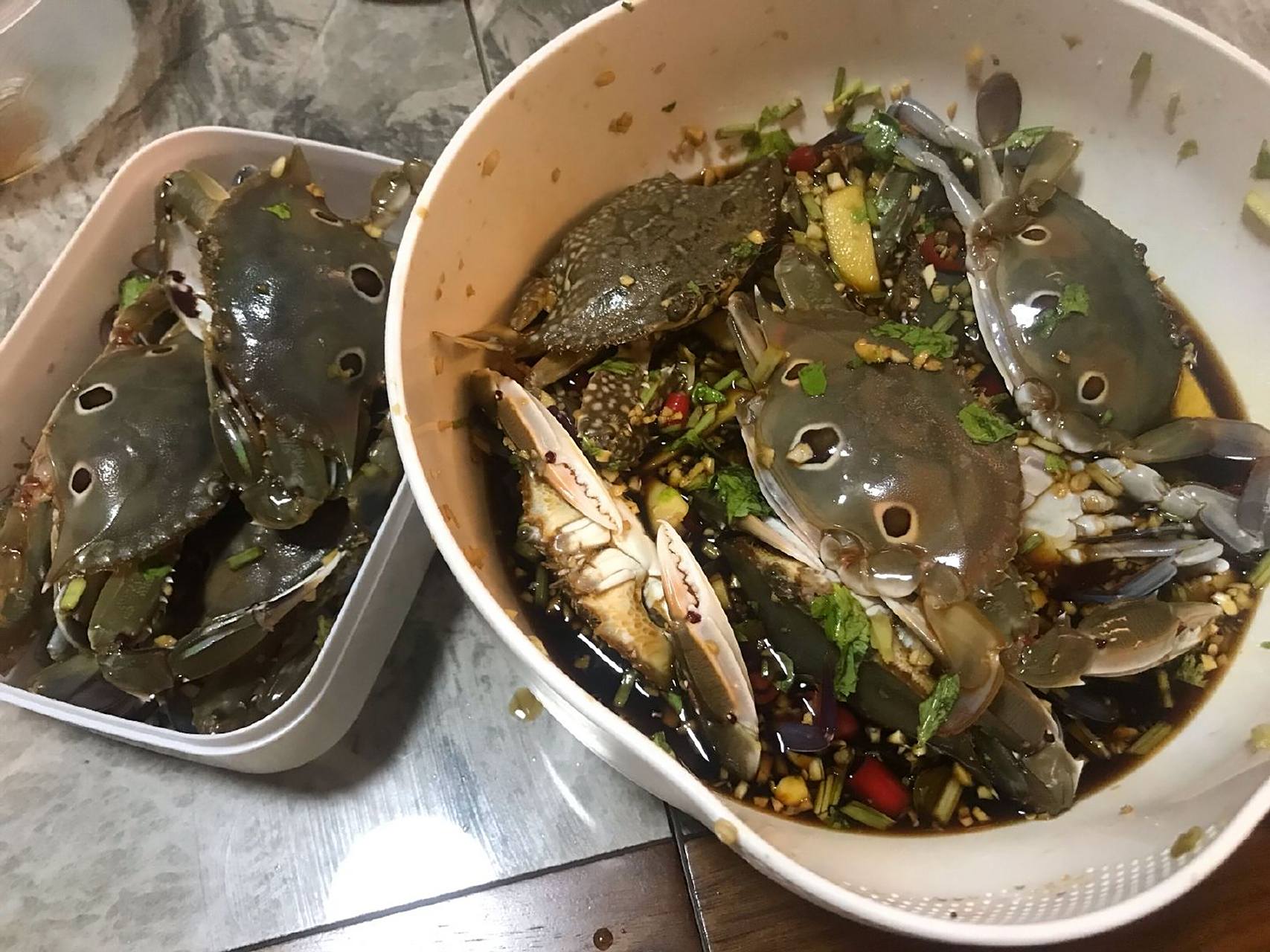吃自制生腌蟹进ICU吃自制生腌蟹导致进入ICU（重症监护室）的情况可能是非常严重的健康问题。生腌蟹如果处理不当或存在食材不新鲜等问题，可能会含有细菌或毒素，食用后可能导致食物中毒或其他严重的健康问题。